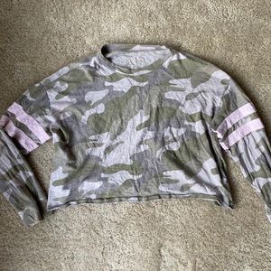 Long Sleeve Cropped Camo Shirt w Pink Band Details